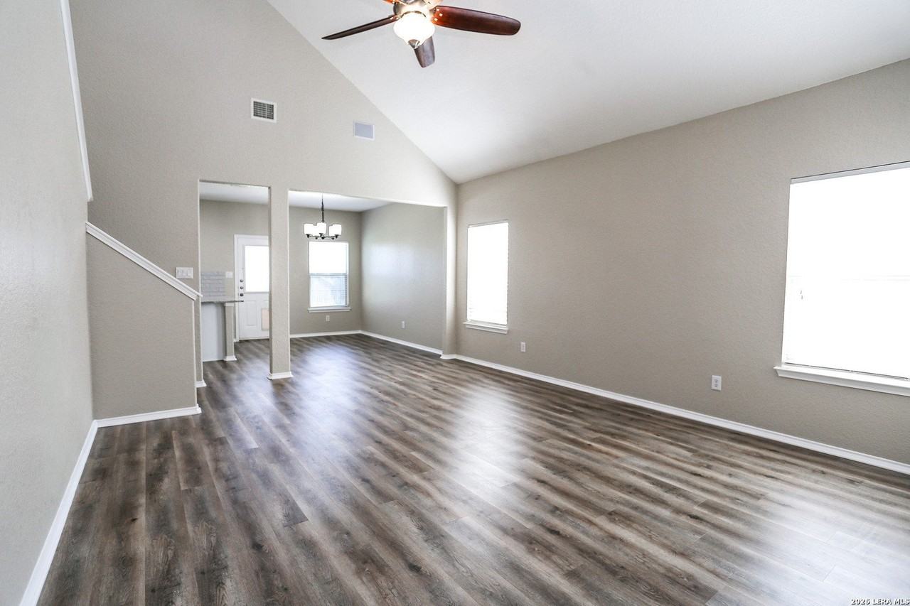 305 Maple Way - Photo 4 of 38