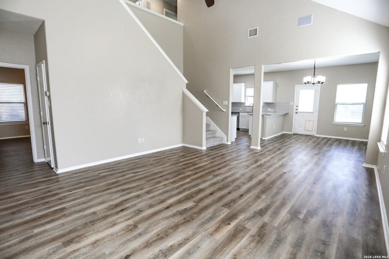 305 Maple Way - Photo 5 of 38
