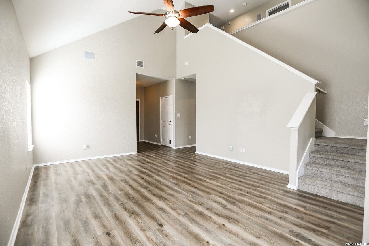 305 Maple Way - Photo 6 of 38