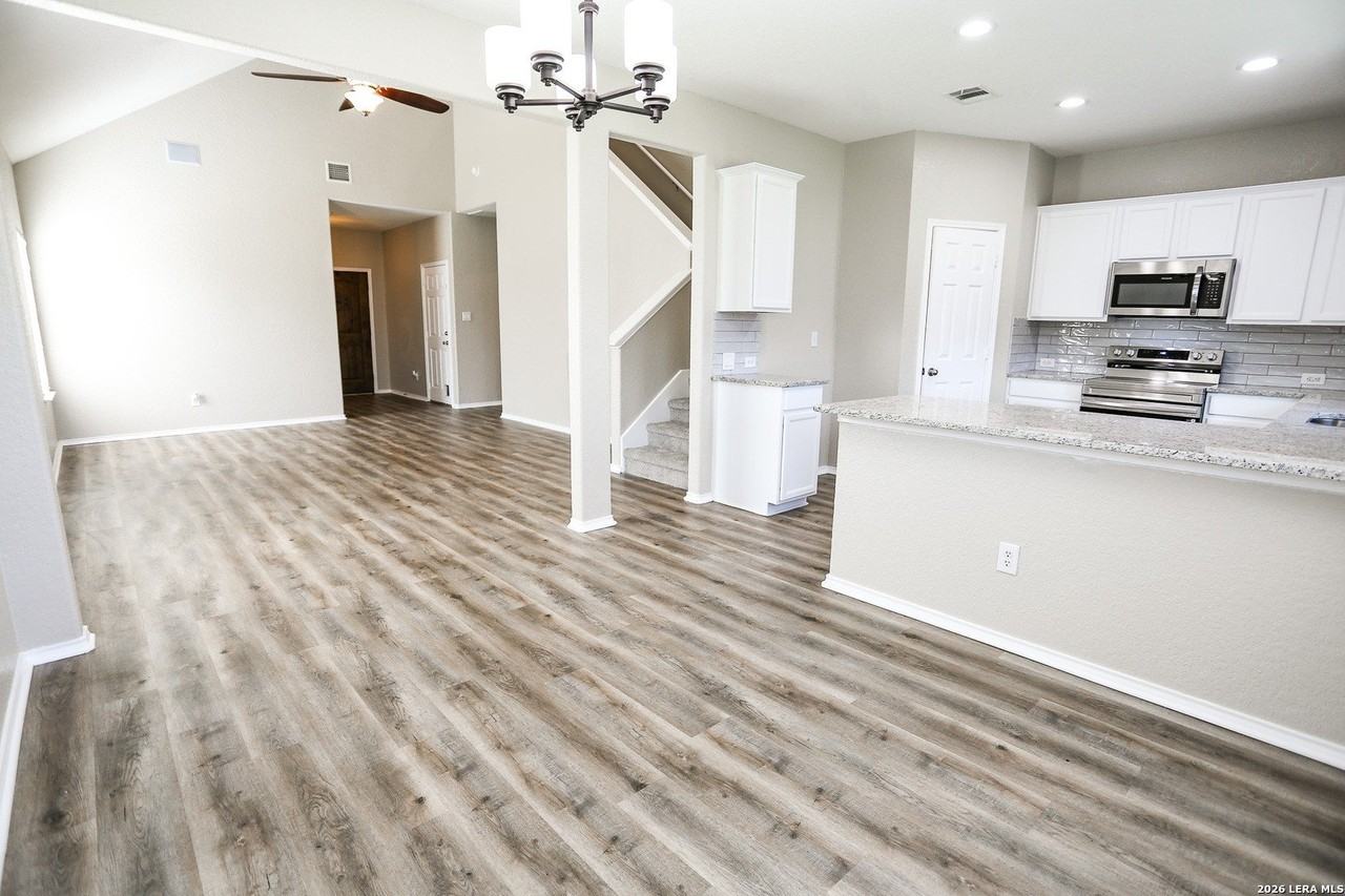 305 Maple Way - Photo 7 of 38