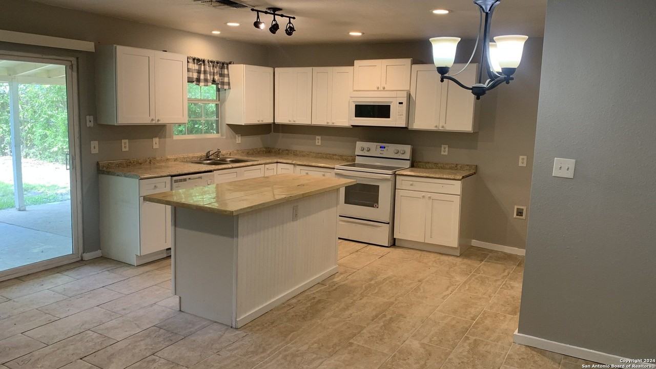 8503 Glen Ct - Photo 5 of 17