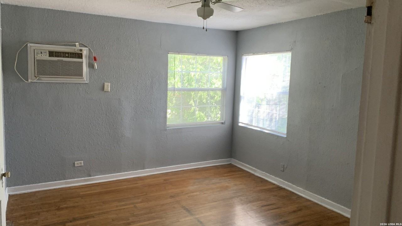 1524 W Woodlawn Ave #1 - Photo 4 of 11