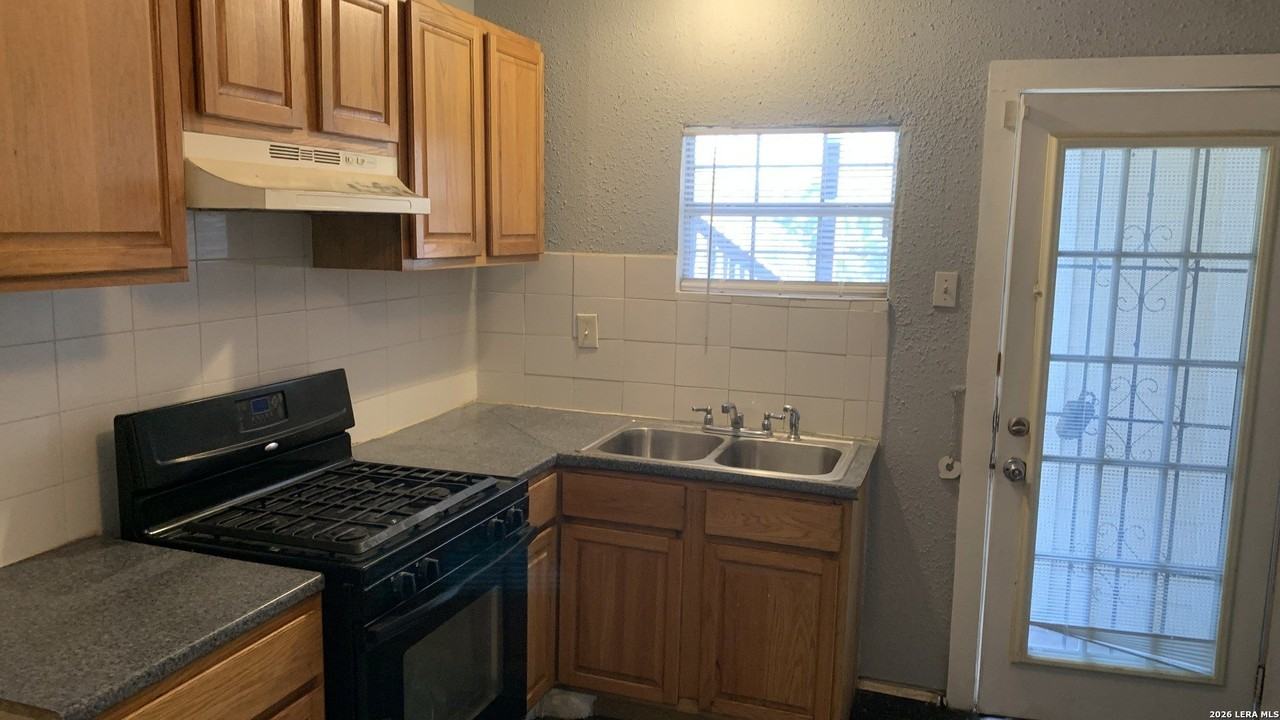 1524 W Woodlawn Ave #1 - Photo 5 of 11