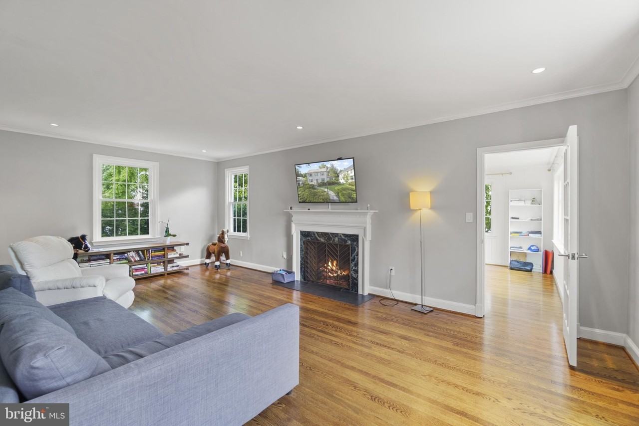 3901 Woodbine St - Photo 3 of 35