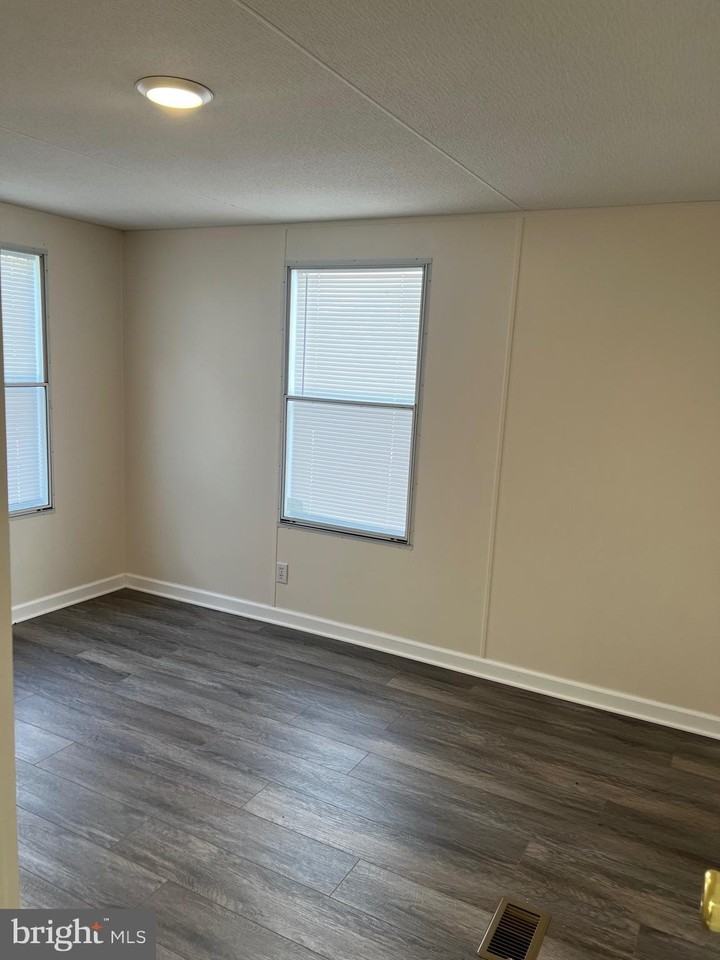 111 Dugan Ct - Photo 4 of 13
