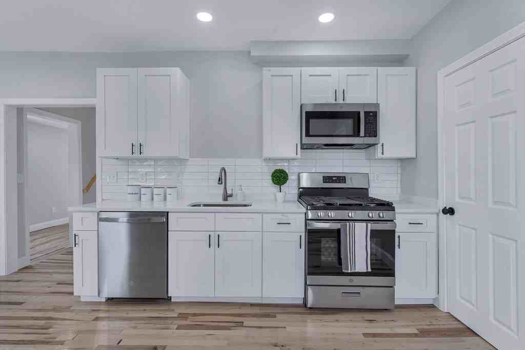 73 Walnut St - Photo 4 of 35