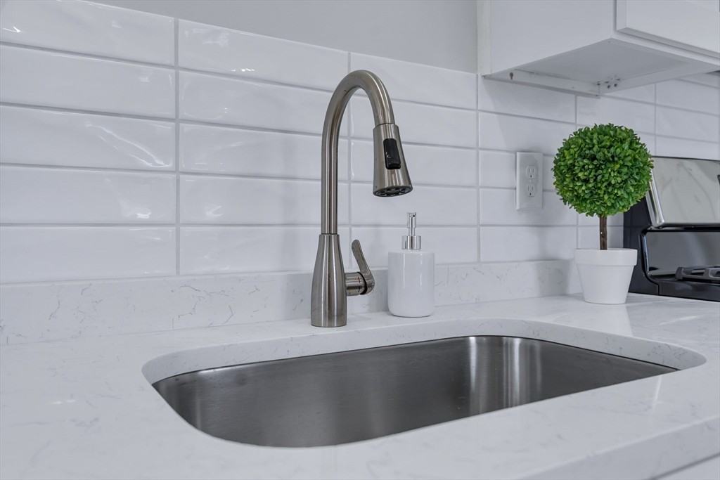 73 Walnut St - Photo 5 of 35