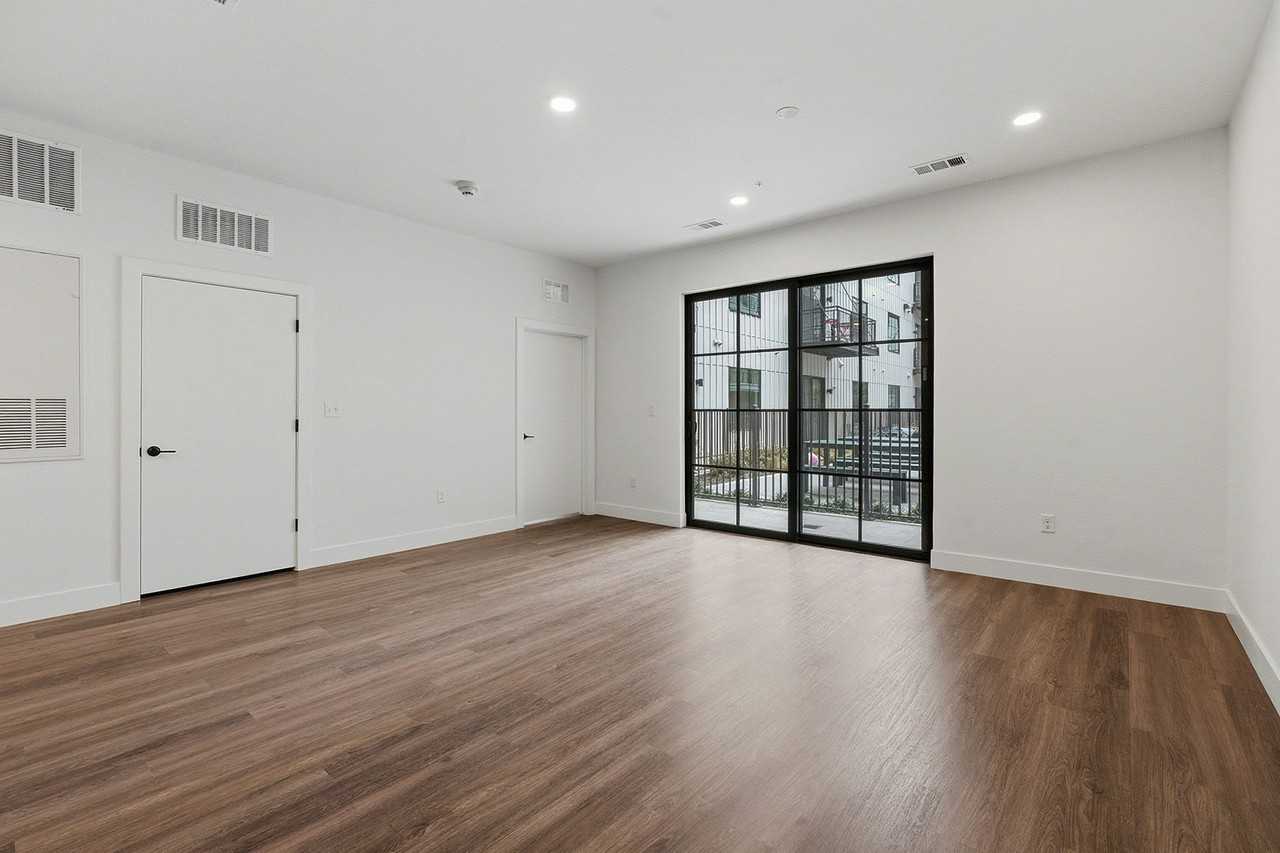 4315 S Congress Ave #202 - Photo 6 of 39