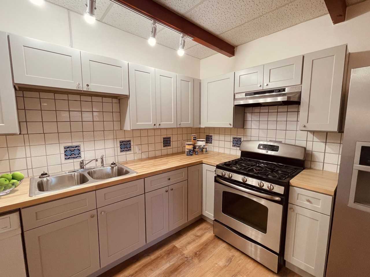 quiet triplex Near   UNM's  medical/law campus - Photo 4 of 11