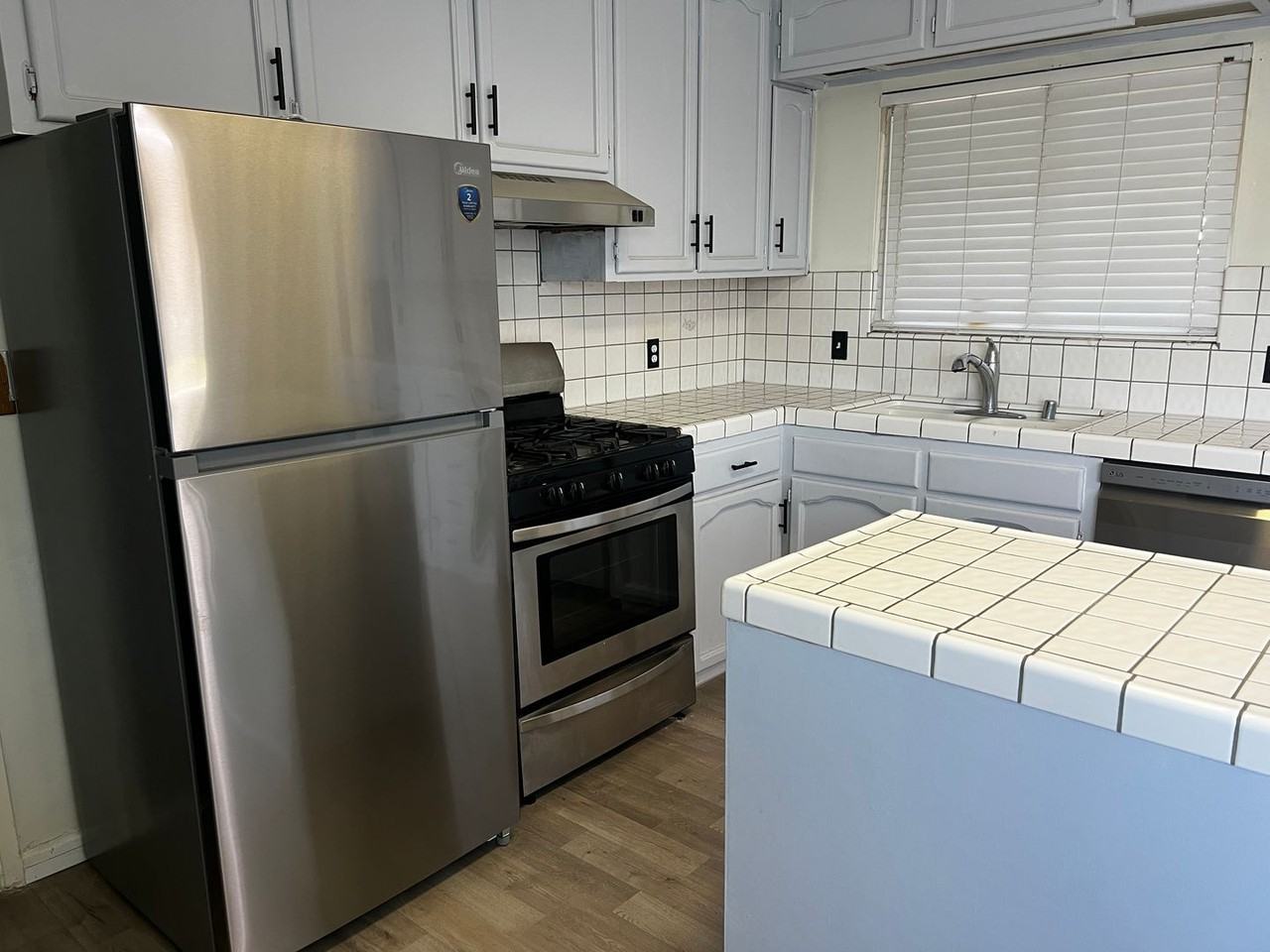 1065 Lassen Dr - Photo 4 of 32