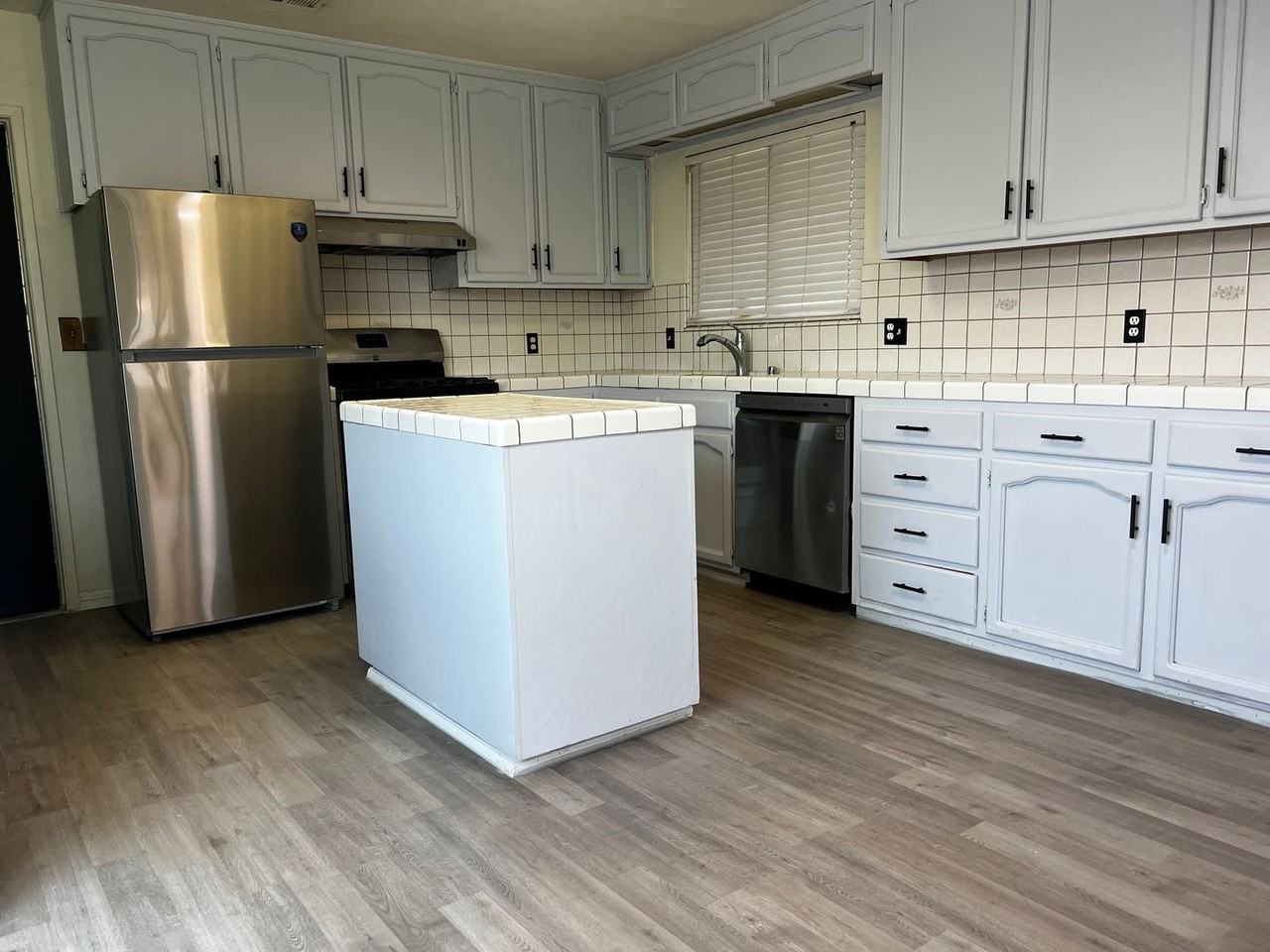 1065 Lassen Dr - Photo 5 of 32
