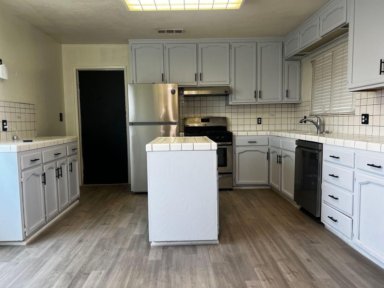 1065 Lassen Dr - Photo 6 of 32