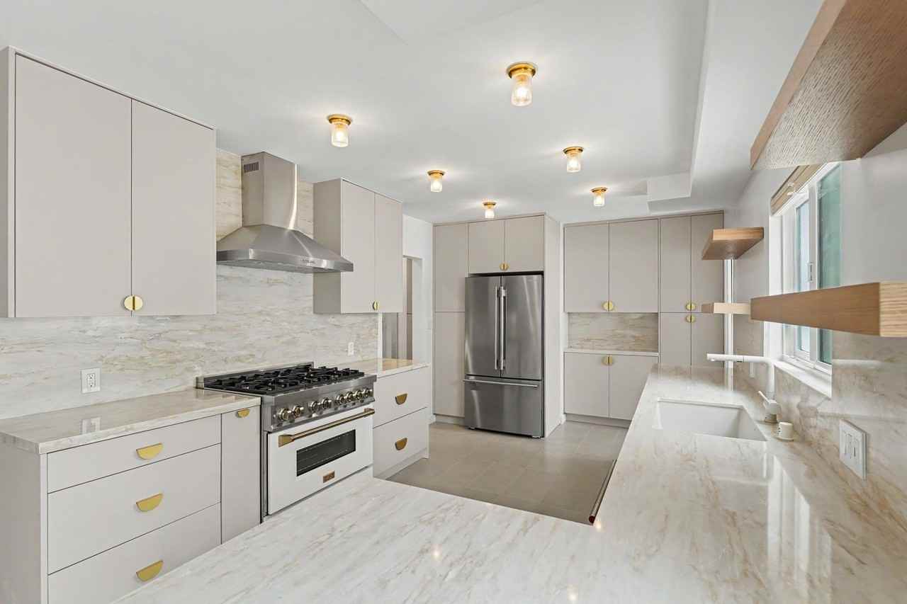 827 15th St - Photo 2 of 3