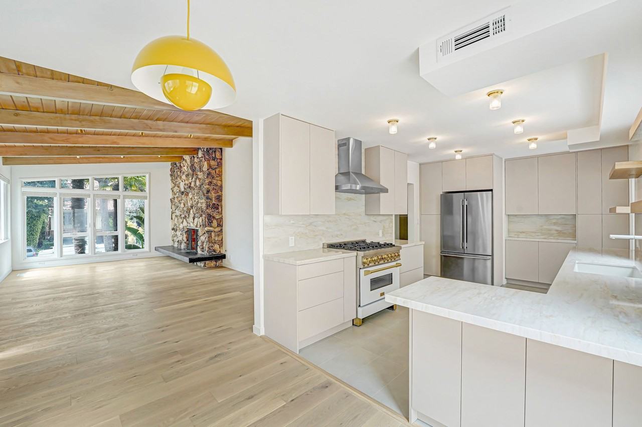 827 15th St - Photo 3 of 3