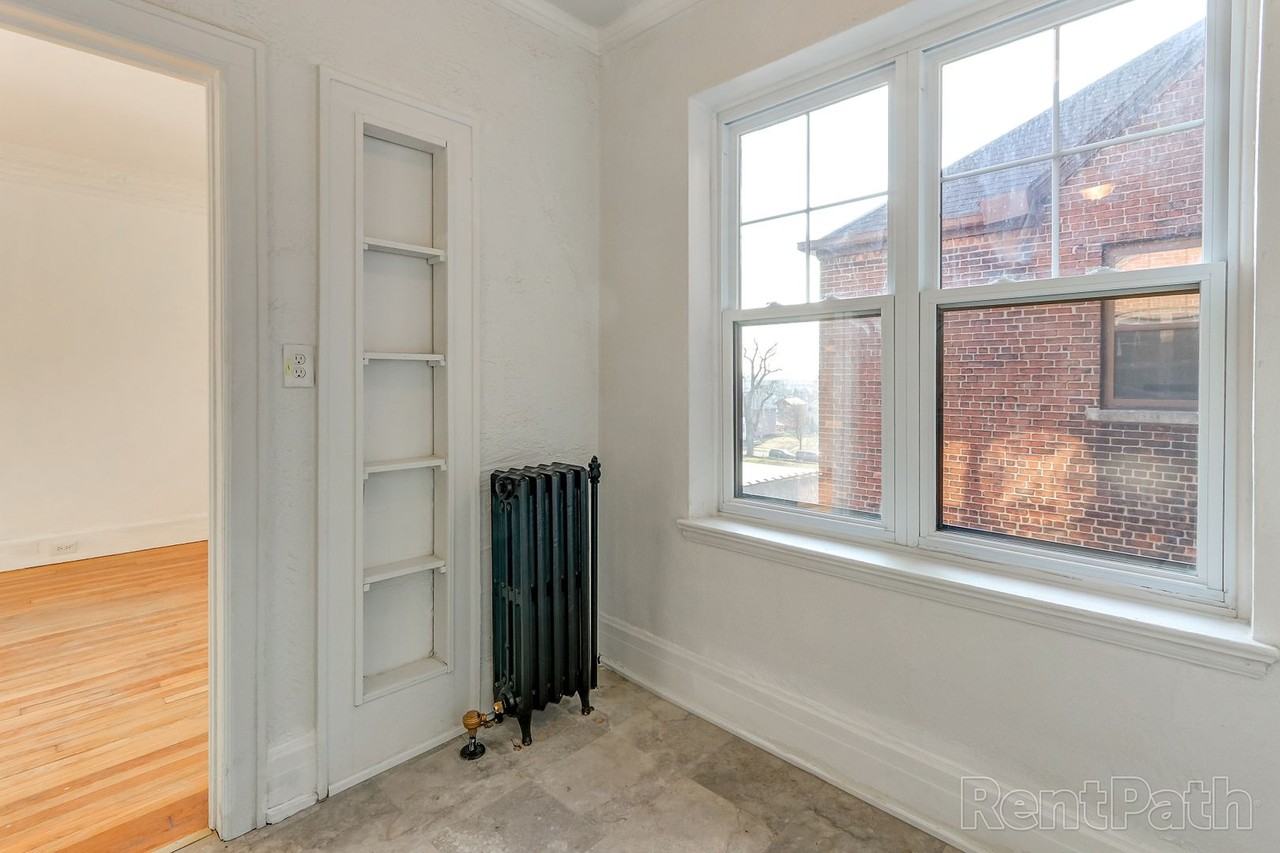 Manning Manor - Photo 7 of 13