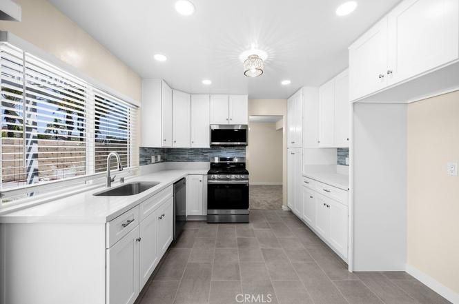 1741 N Rutherford St - Photo 2 of 24