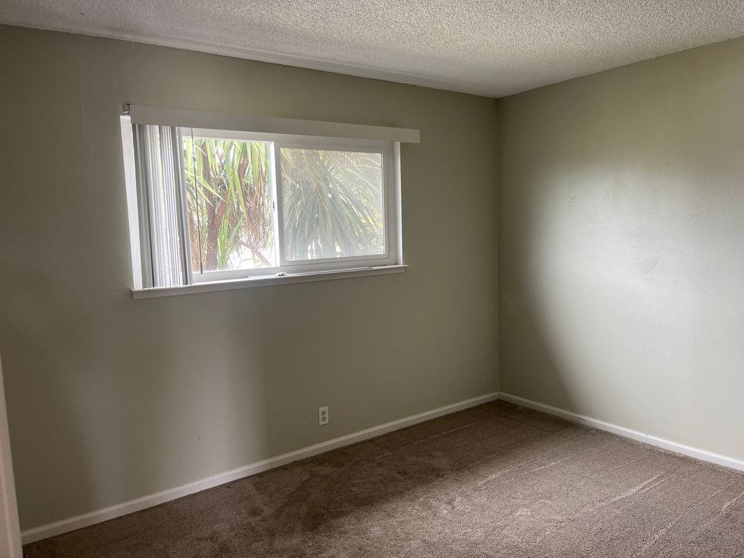 526 California Ave - Photo 5 of 9