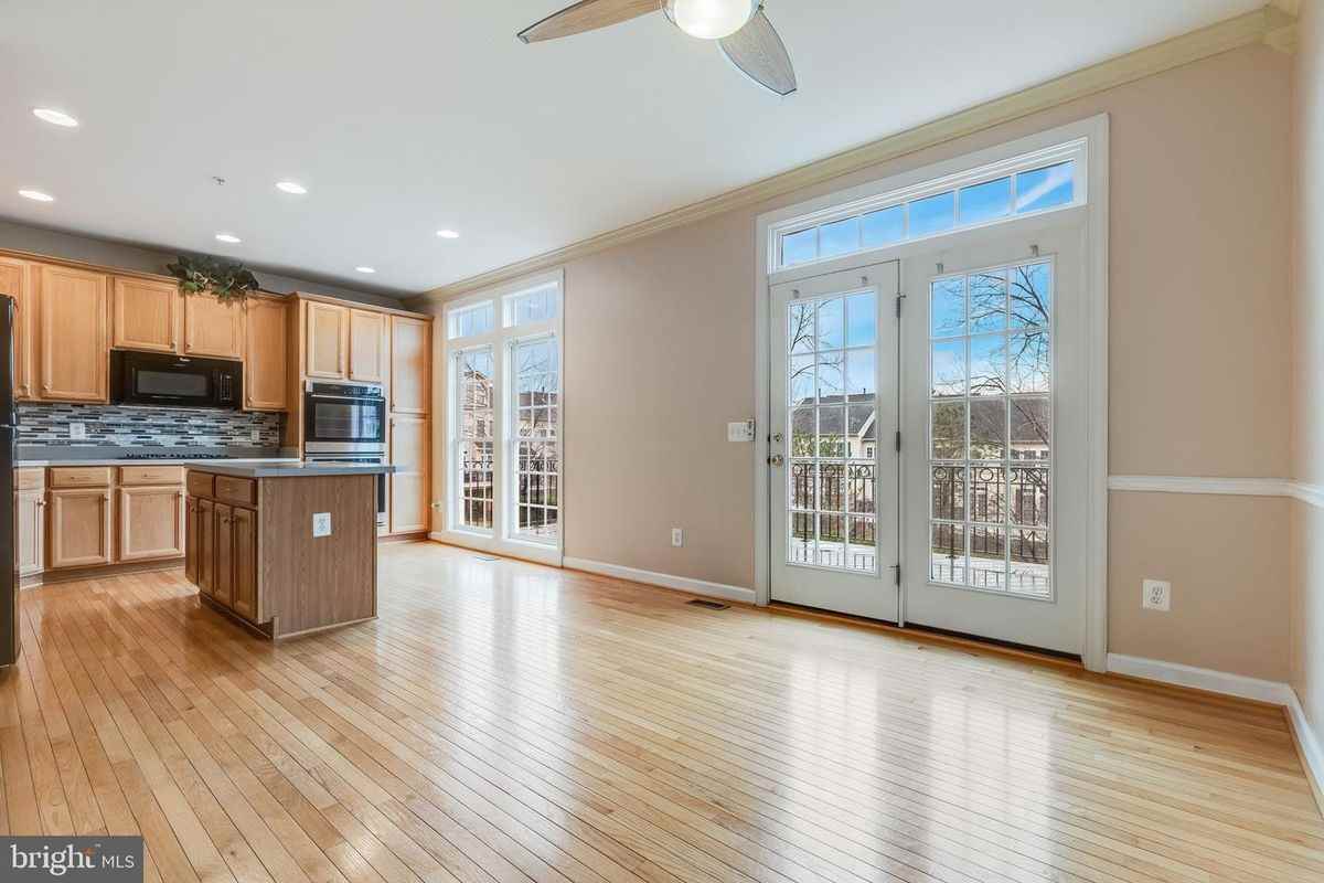43809 Water Bay Ter - Photo 2 of 8