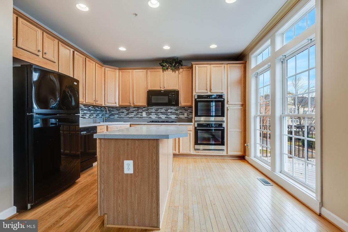 43809 Water Bay Ter - Photo 3 of 8