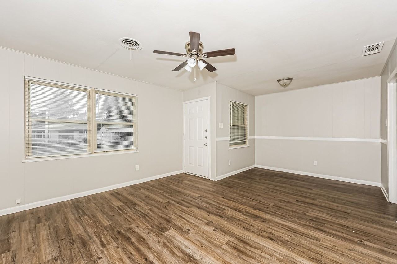 2207 Dennis St - Photo 2 of 18