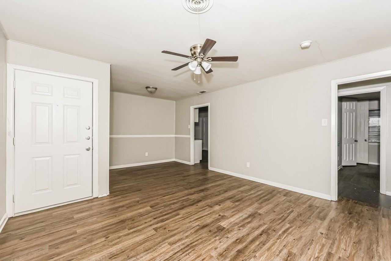 2207 Dennis St - Photo 3 of 18