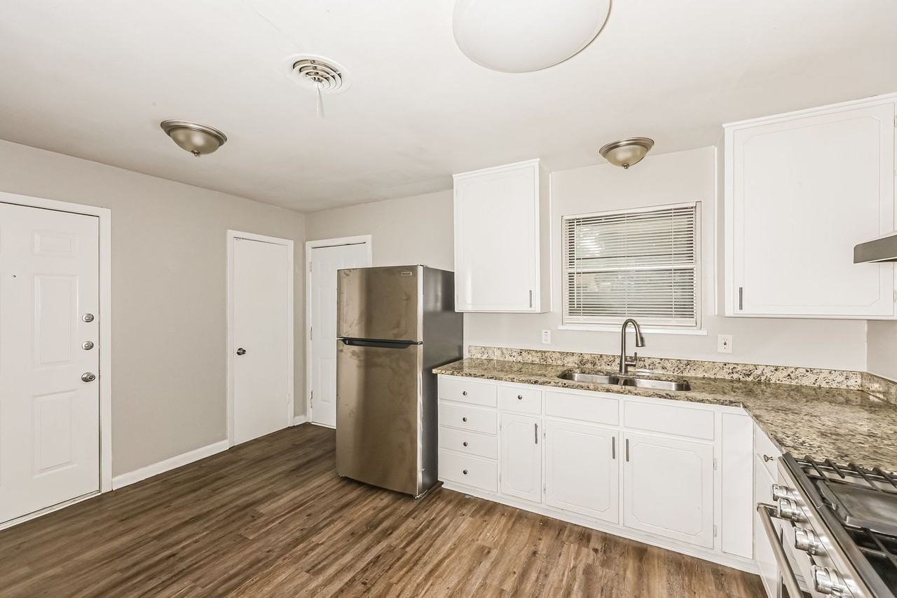 2207 Dennis St - Photo 5 of 18