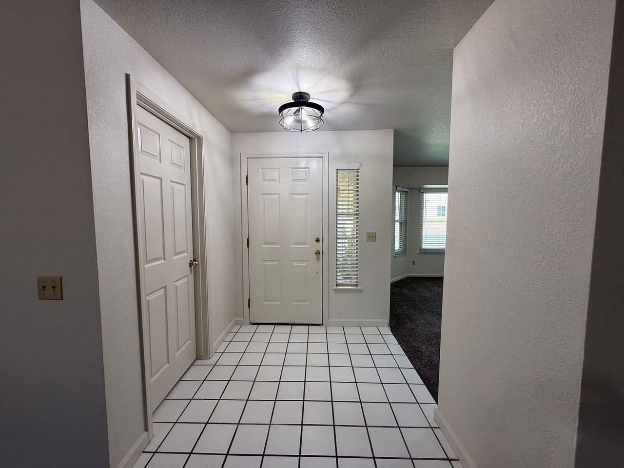 2136 Southgate Dr - Photo 3 of 33