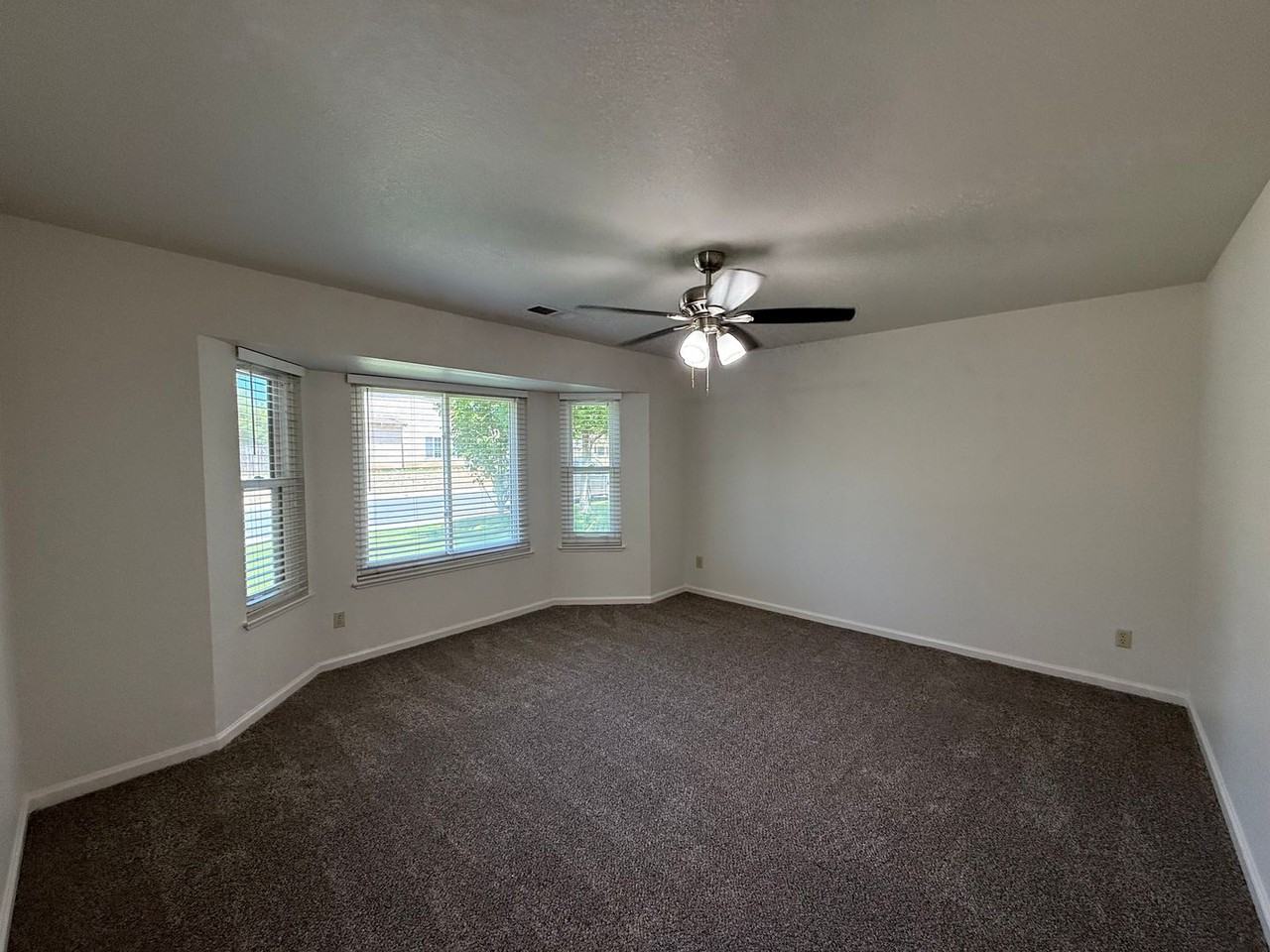 2136 Southgate Dr - Photo 4 of 33