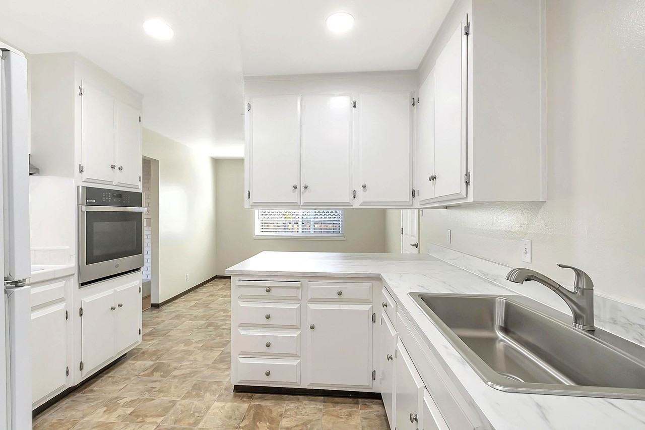 1383 Bouret Dr - Photo 4 of 8