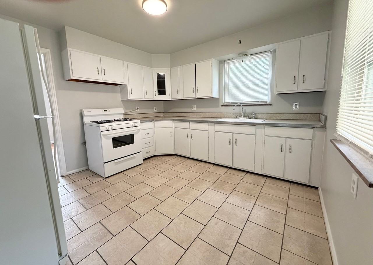 1959 N Lynndale Ave - Photo 6 of 8