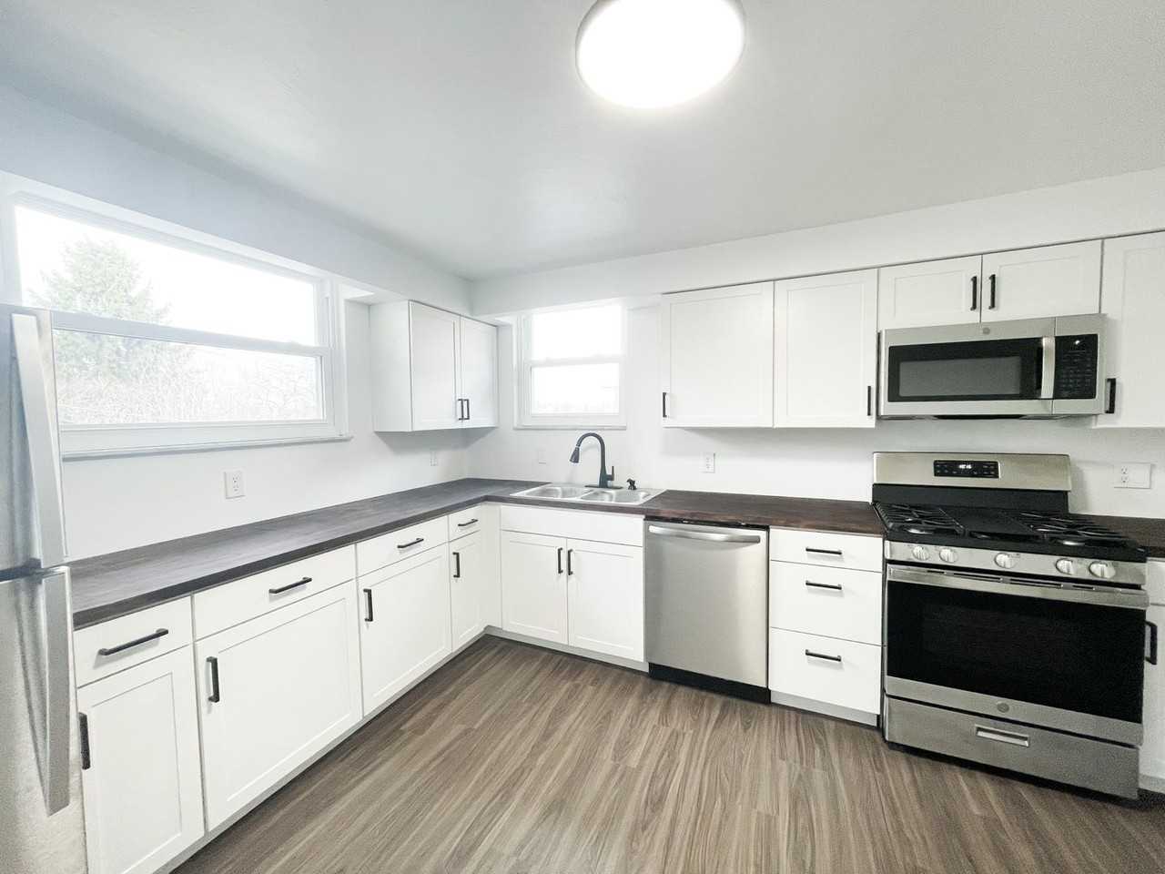 418 Parkwood Rd - Photo 3 of 21