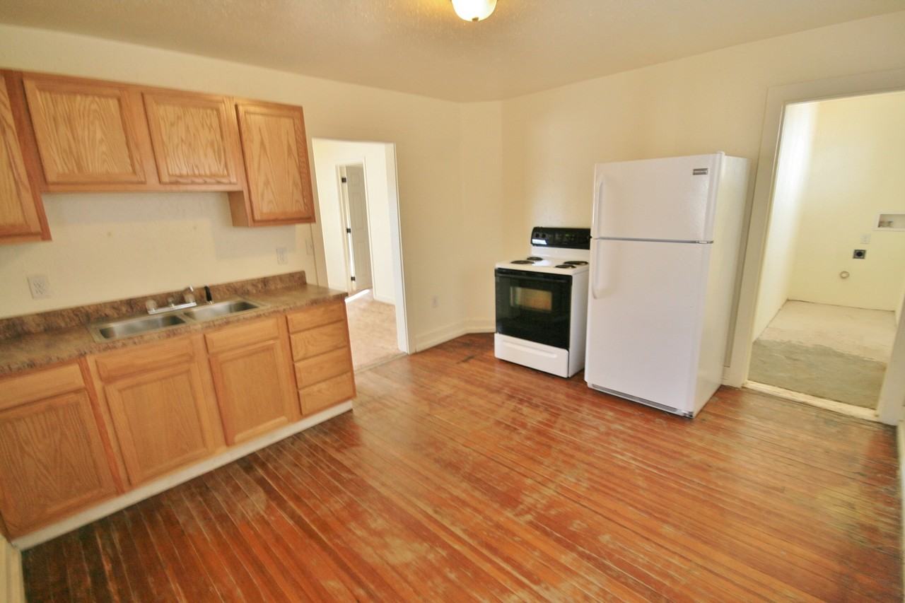516 E Grand Ave - Photo 3 of 8