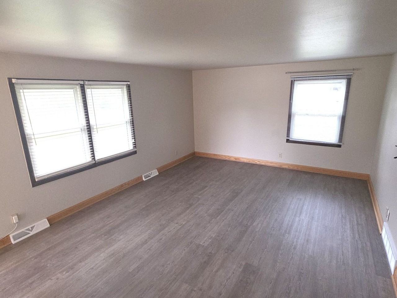 7538 S 75th St - Photo 6 of 16