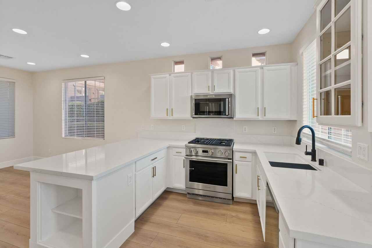 2334 Malaga Peak St - Photo 4 of 50
