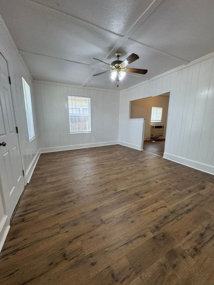319 N Shasta St - Photo 3 of 22
