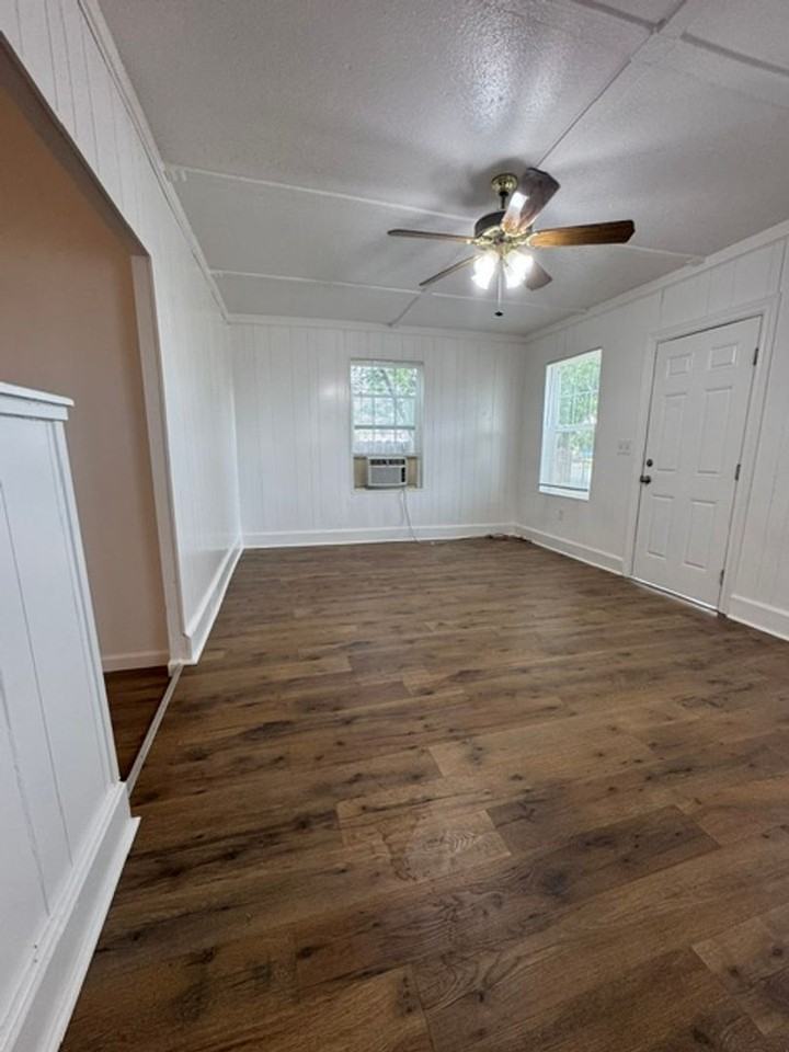 319 N Shasta St - Photo 4 of 22