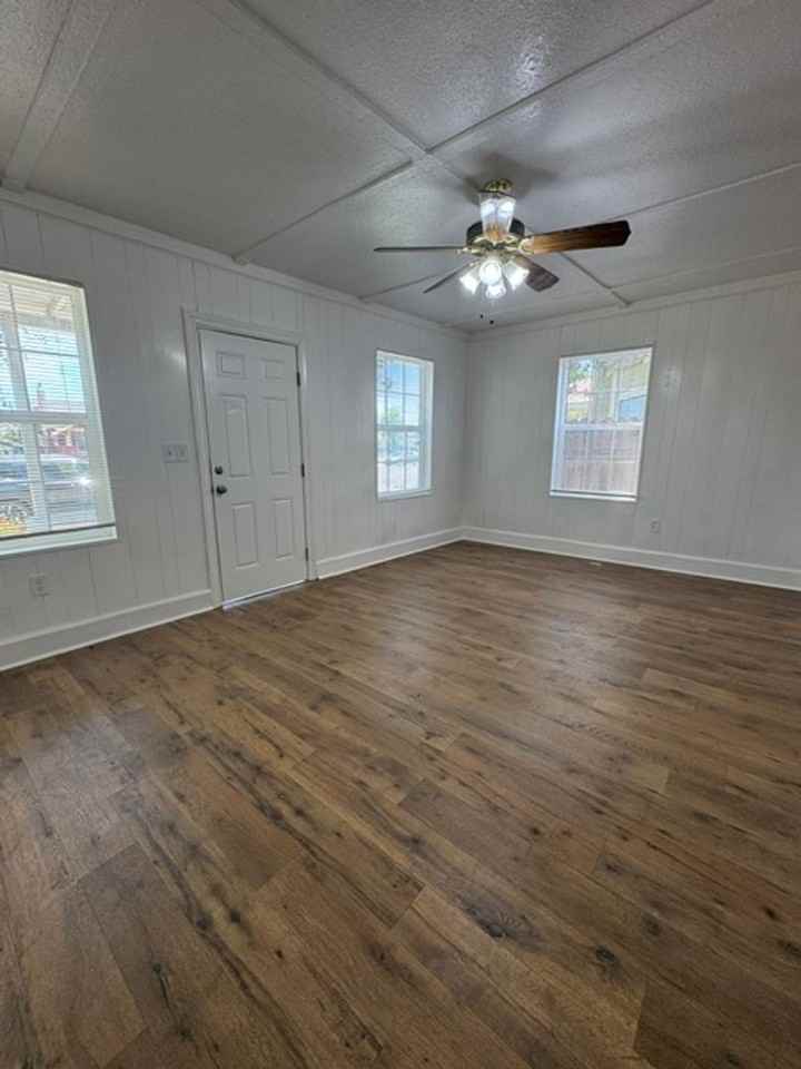 319 N Shasta St - Photo 5 of 22