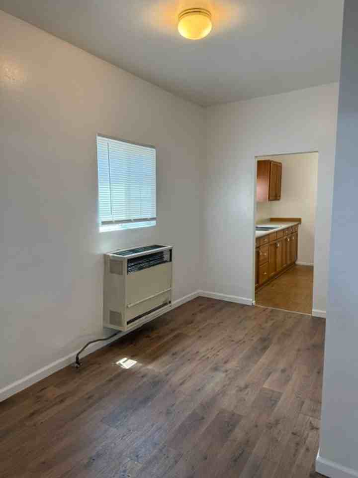 319 N Shasta St - Photo 6 of 22