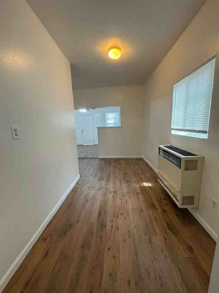 319 N Shasta St - Photo 7 of 22