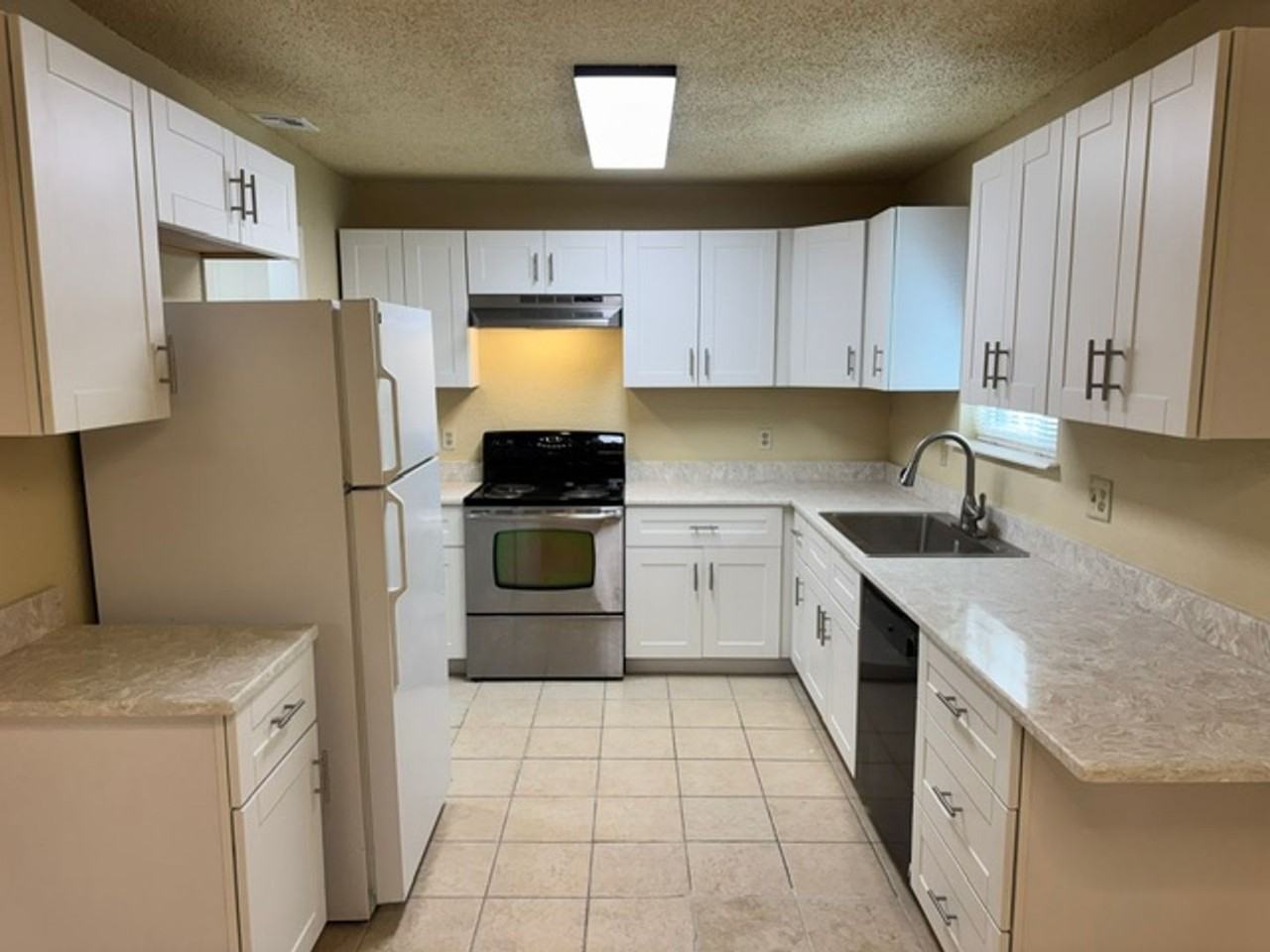 1004 Penn Ln - Photo 2 of 19