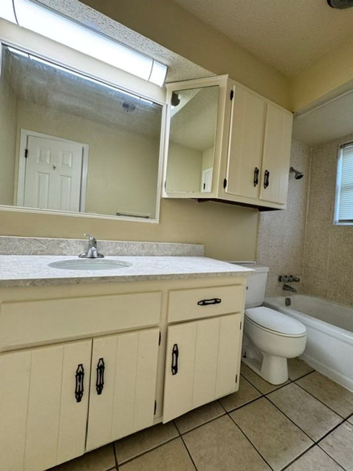 1004 Penn Ln - Photo 5 of 19