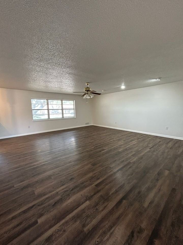 1702 Bonham Ave - Photo 5 of 33