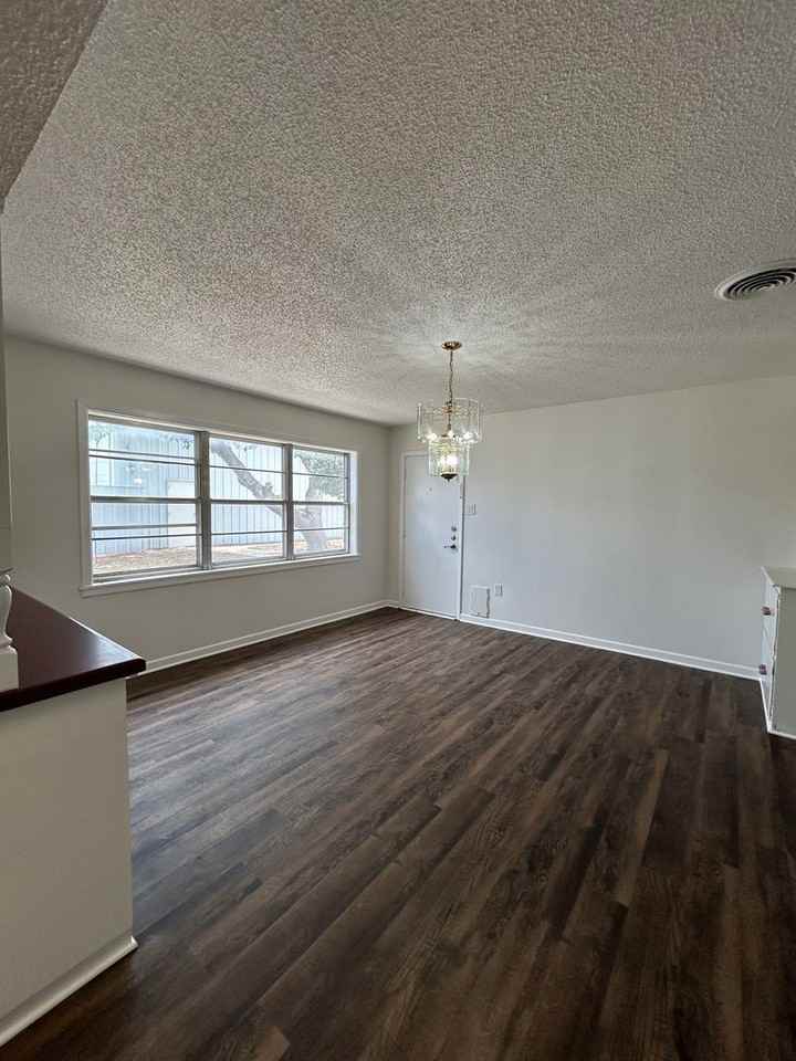 1702 Bonham Ave - Photo 6 of 33