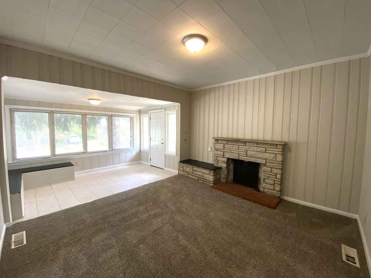 352 Bassett Ave - Photo 4 of 30