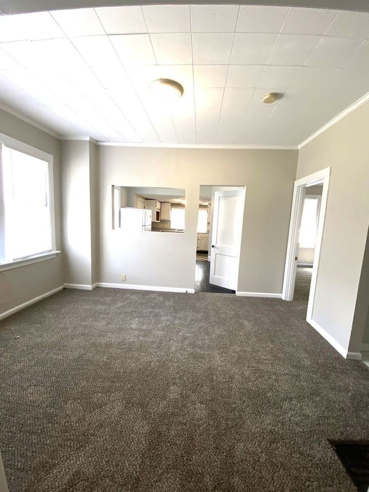 352 Bassett Ave - Photo 6 of 30
