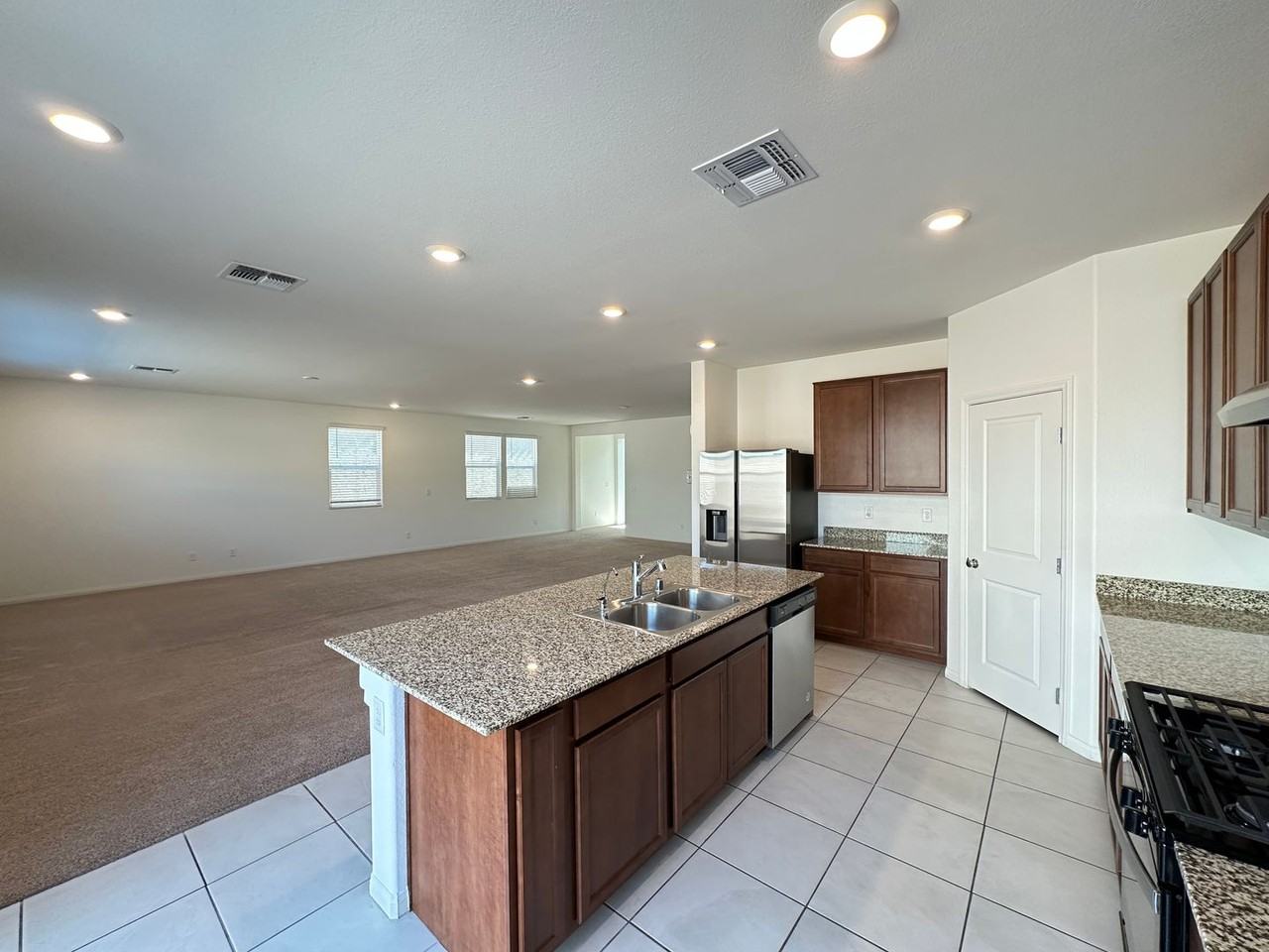 5953 Bruselas St - Photo 4 of 27