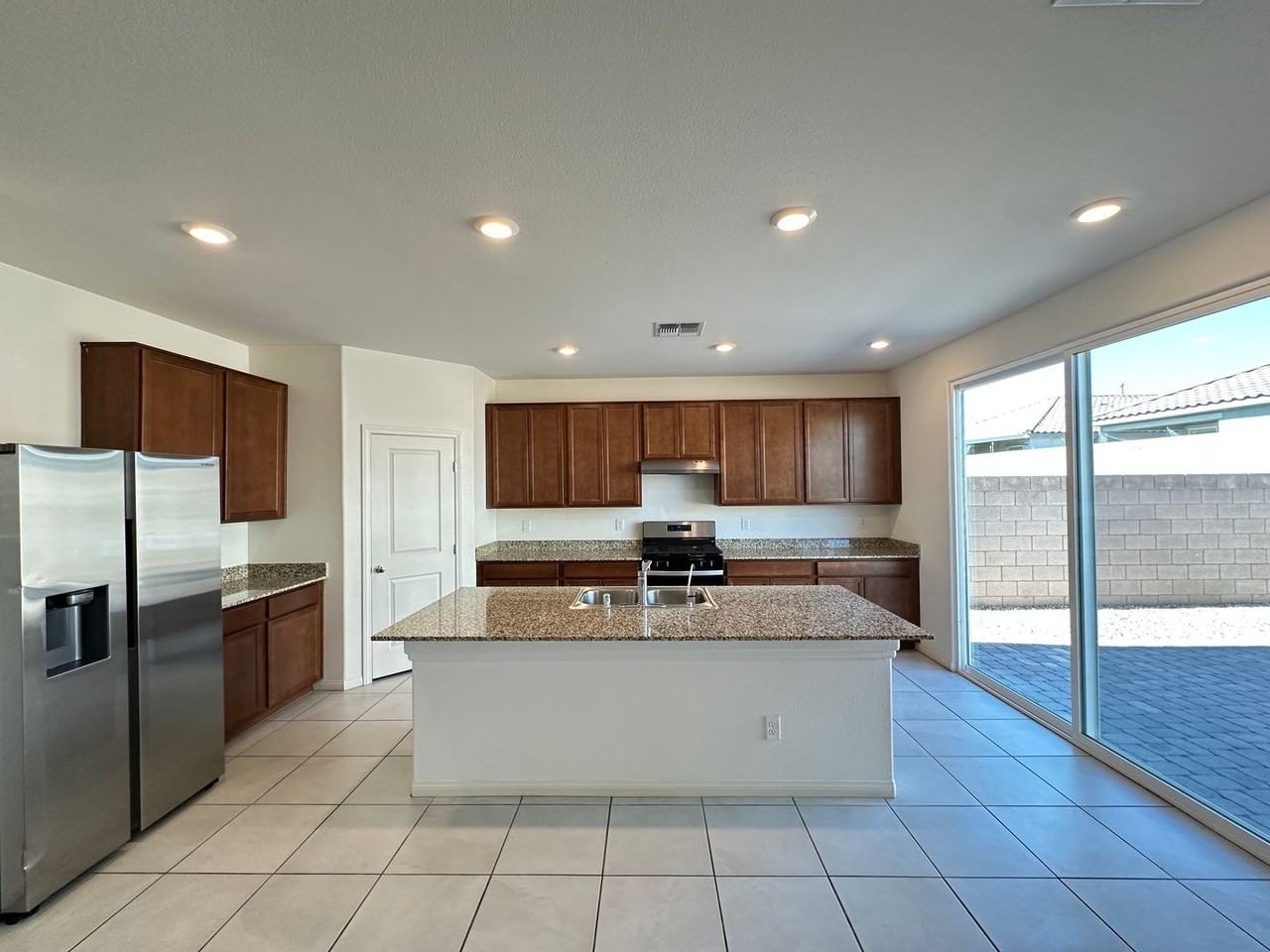 5953 Bruselas St - Photo 5 of 27