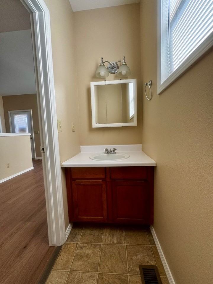 2429 E Monument St - Photo 6 of 33