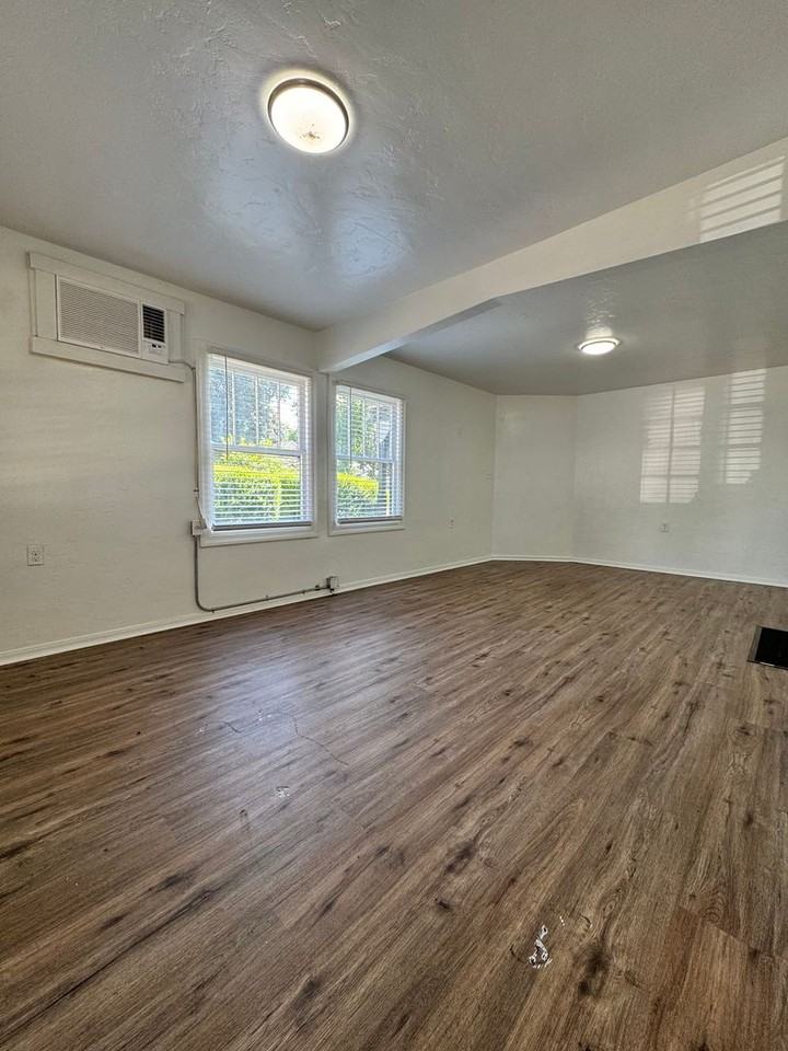 302 E Locust St - Photo 2 of 15