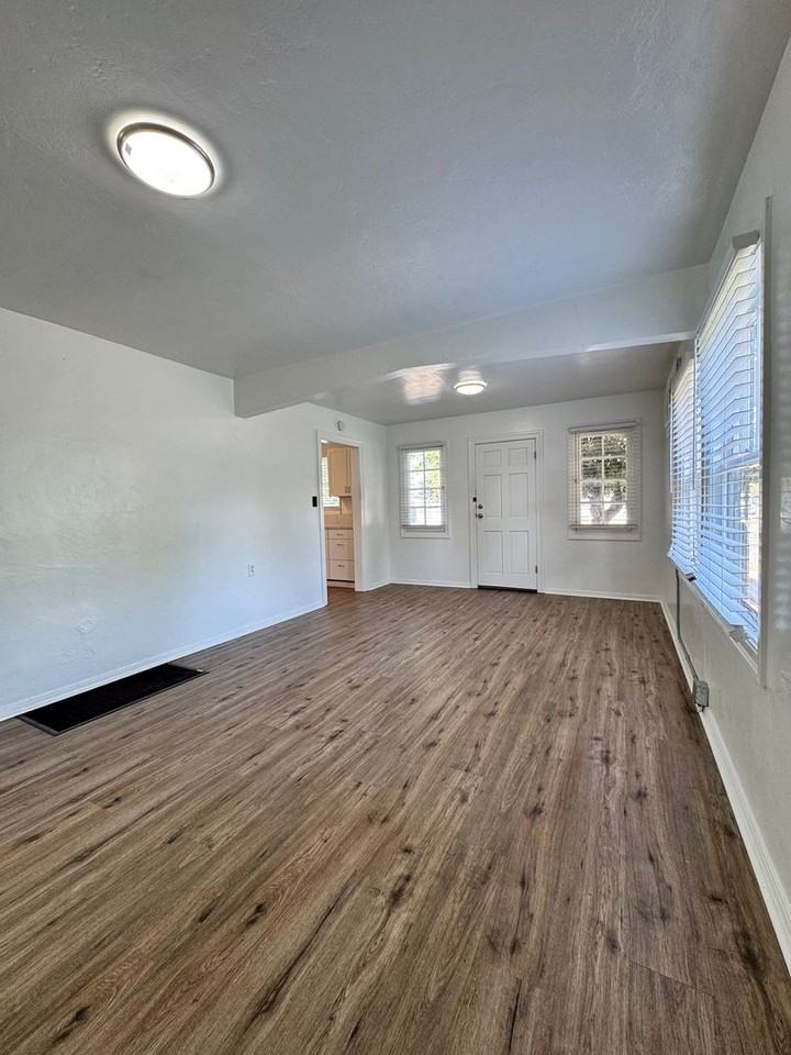 302 E Locust St - Photo 3 of 15